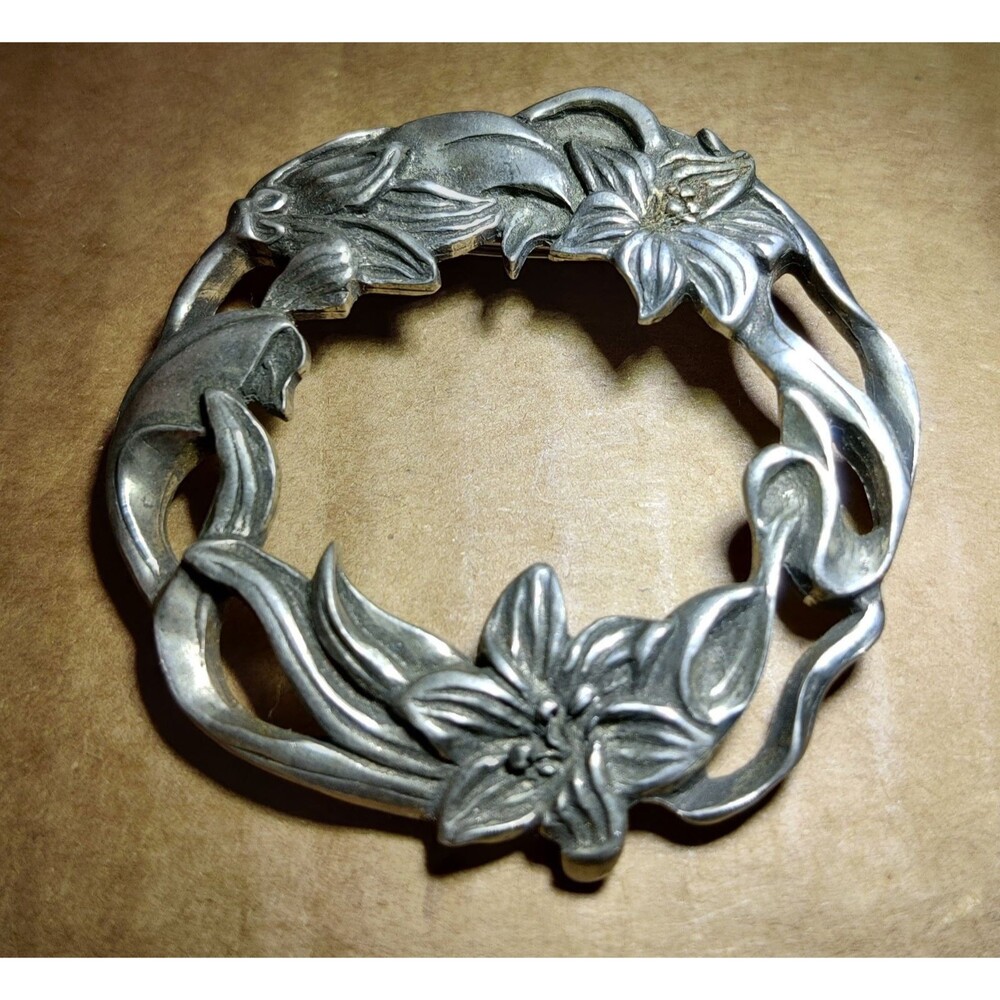 Pewter 1988 daffodil wreath brooch